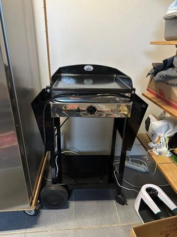 Elektrische bbq met wielen en opklapbare zijtafels beschikbaar voor biedingen