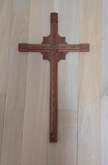 Grand crucifix en chêne datant de 1921