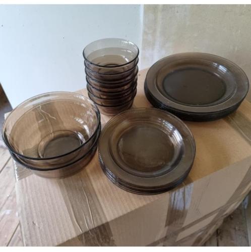 Mooie 20-delige glazen zwarte servies, France BP arcopal, Huis en Inrichting, Keuken | Servies, Gebruikt, Compleet servies, Glas