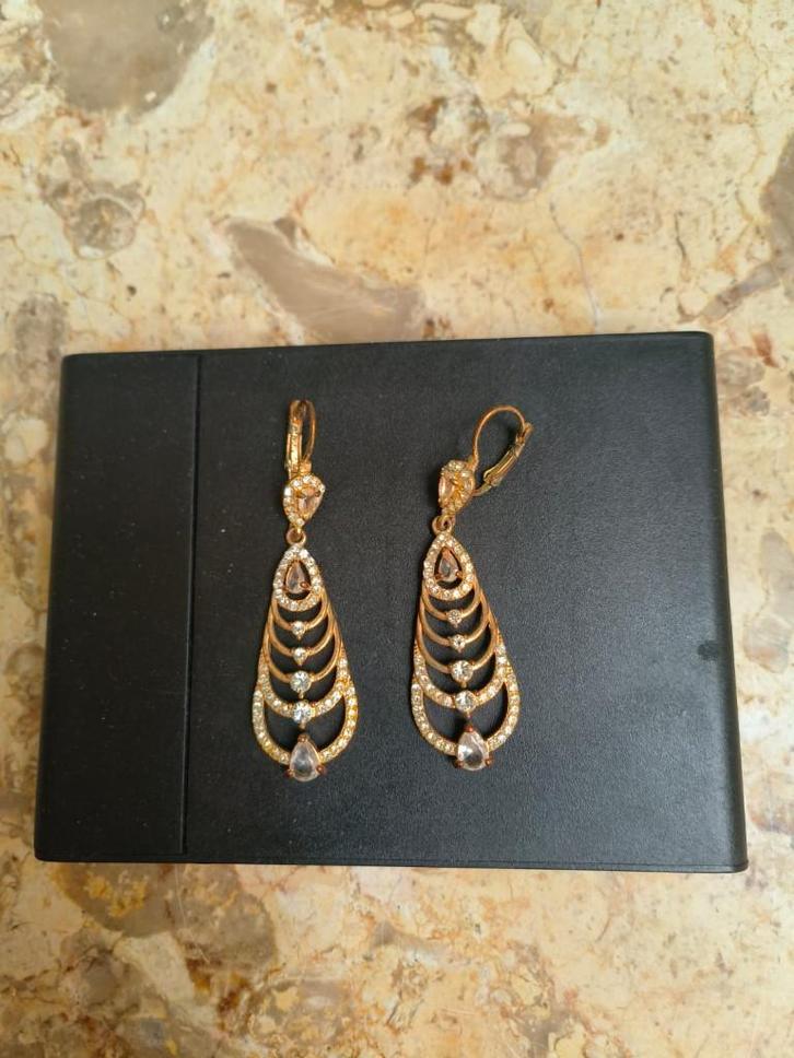 Setje oorbellen met steentjes, Bijoux, Sacs & Beauté, Boucles d'oreilles, Comme neuf, Avec strass, Enlèvement