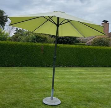 2 lounge ligbedden + Parasol beschikbaar voor biedingen