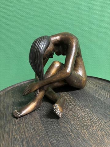 Antiek bronzen beeld ‘Zittende Vrouw’ beschikbaar voor biedingen