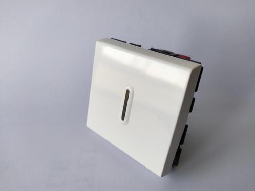 Legrand drukknopschakelaar met indicatielampje 077042 nieuw, Doe-het-zelf en Bouw, Elektriciteit en Kabels, Nieuw, Schakelaar