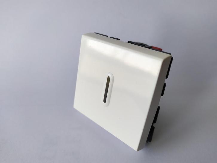 Legrand drukknopschakelaar met indicatielampje 077042 nieuw, Doe-het-zelf en Bouw, Elektriciteit en Kabels, Nieuw, Schakelaar