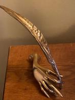 Ancienne sculpture en bronze “main avec plume” YVES LOHE, Antiquités & Art