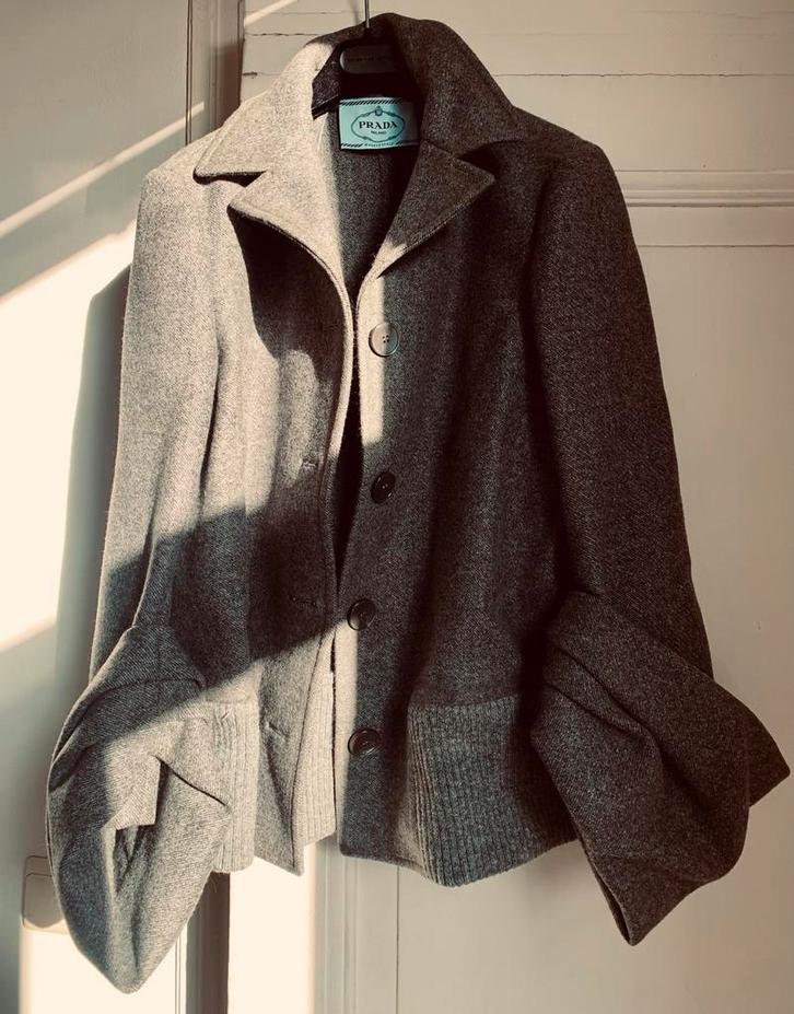 Kort wollen jack van Prada, Kleding | Dames, Jasjes, Kostuums en Pakken, Zo goed als nieuw, Jasje, Maat 42/44 (L), Grijs, Ophalen of Verzenden