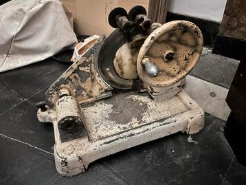 Trancheuse antique.  disponible aux enchères