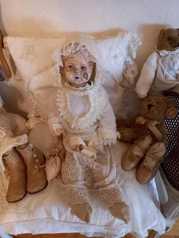 Antiek Papier Maché popje , + oude kleding enz..GERESERVEERD beschikbaar voor biedingen
