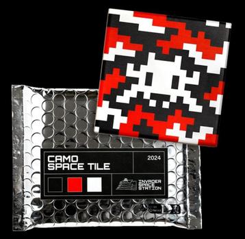 Invader, Camo Space tegel, rood-zwart beschikbaar voor biedingen