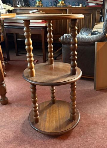 Tafeltje beschikbaar voor biedingen