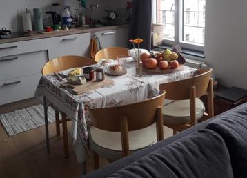 4 superbes chaises vintage en cuir beschikbaar voor biedingen