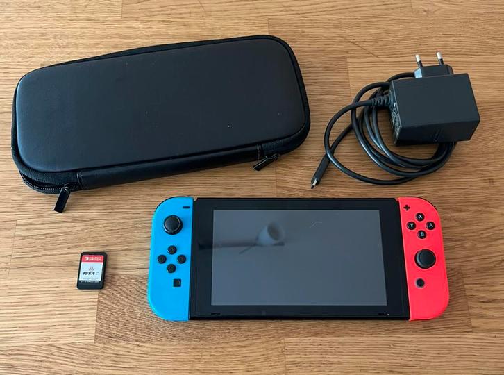 Nintendo Switch 1+1 spel (FIFA 19) + hoesje, Games en Spelcomputers, Spelcomputers | Nintendo Switch, Gebruikt, Switch Original