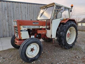 Tractor International 824 + Cuillère/Fourchette + papiers 