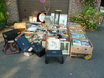 beau lot pour brocante (12 caisses bibelots + 5 de BD)