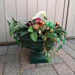 2 Gietijzeren potten opgevuld met kunstbloemen, Ophalen, Zo goed als nieuw