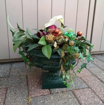 2 Gietijzeren potten opgevuld met kunstbloemen beschikbaar voor biedingen