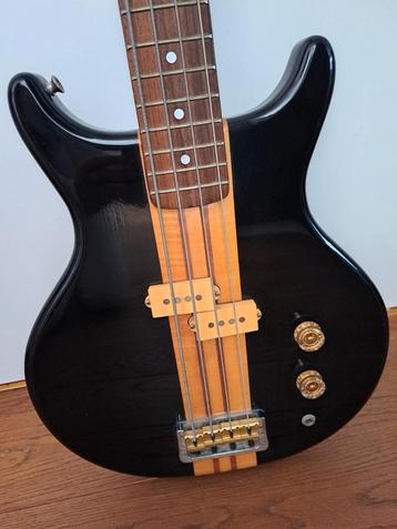 Guitare Basse Morris, Enlèvement