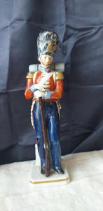 Figurine d'un vieux grenadier en uniforme. /marqué., Enlèvement ou Envoi