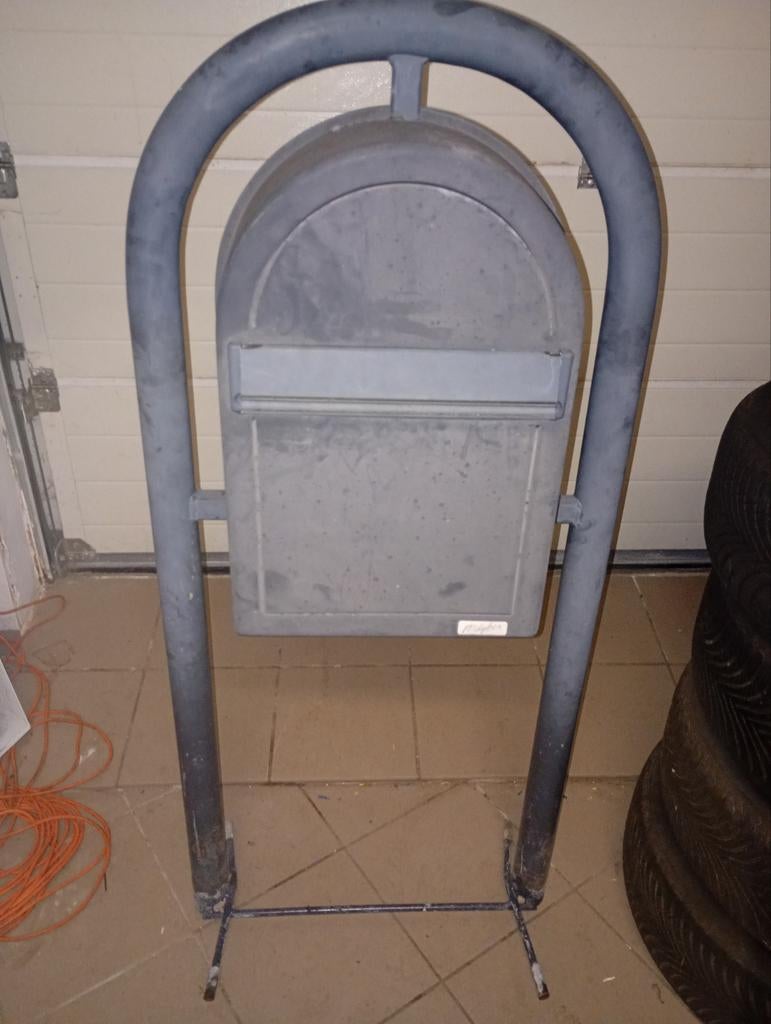 Boîte aux lettres en bon état avec 4 clés, Enlèvement