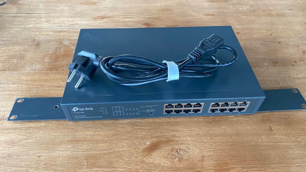 TP link 16 port Gigabit with -port PoE+, Computers en Software, Ophalen, Zo goed als nieuw