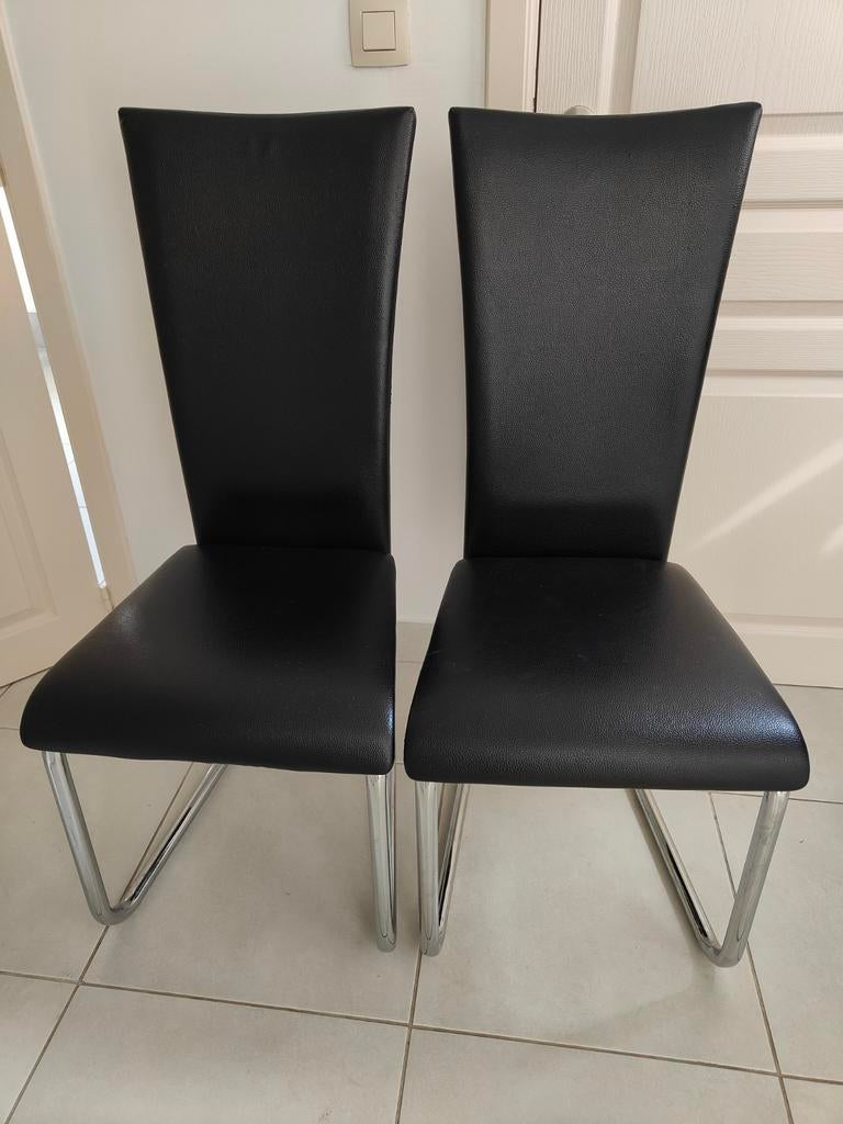 Twee zwarte namaak lederen stoelen, Maison & Meubles, Chaises, Deux, Enlèvement, Utilisé, Métal