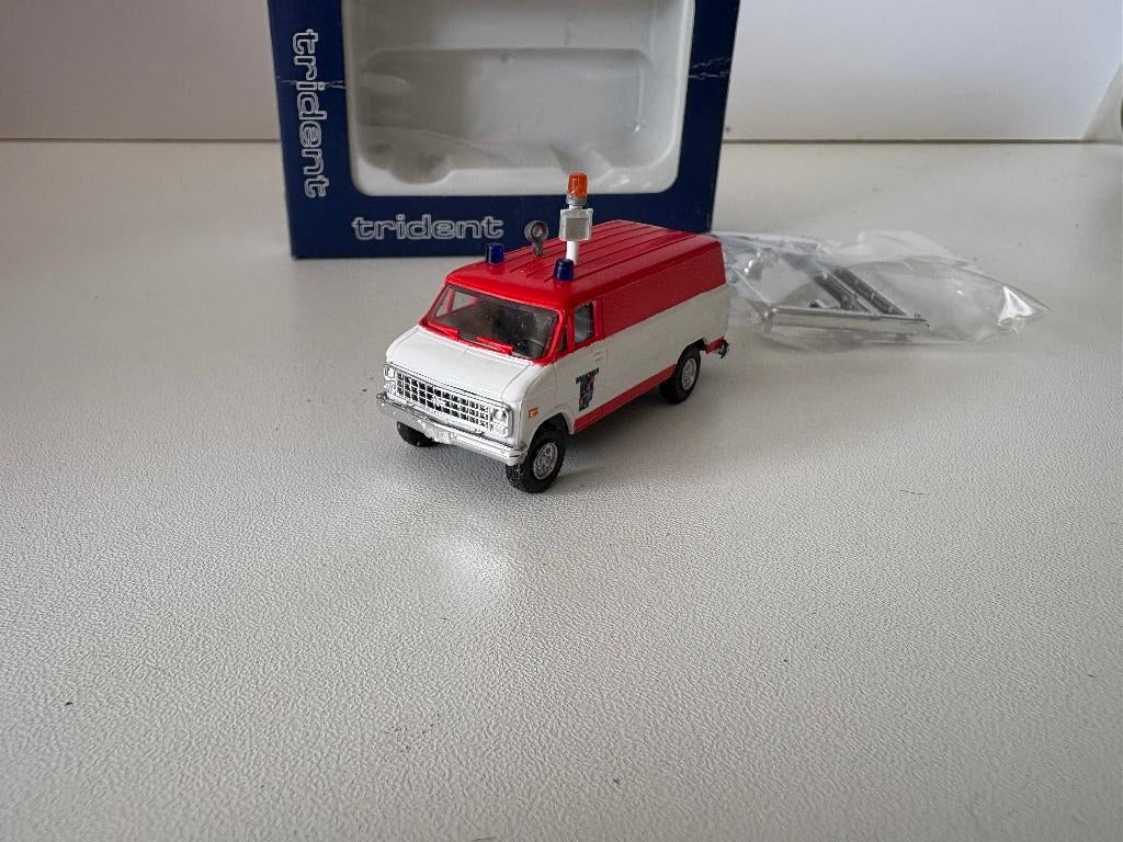 TRIDENT - VAN CHEVROLET - BRANDWEER HALLE - 1:87, Hobby en Vrije tijd, Verzenden, Nieuw, Bus of Vrachtwagen, Overige merken