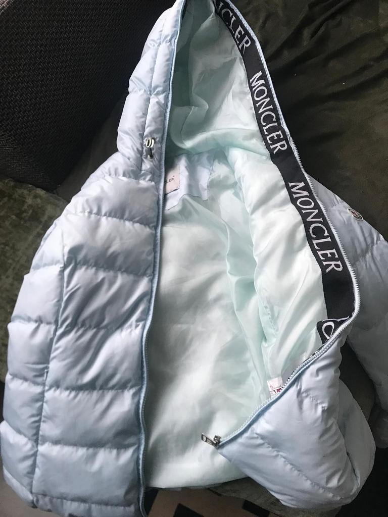 Moncler jas, Ophalen