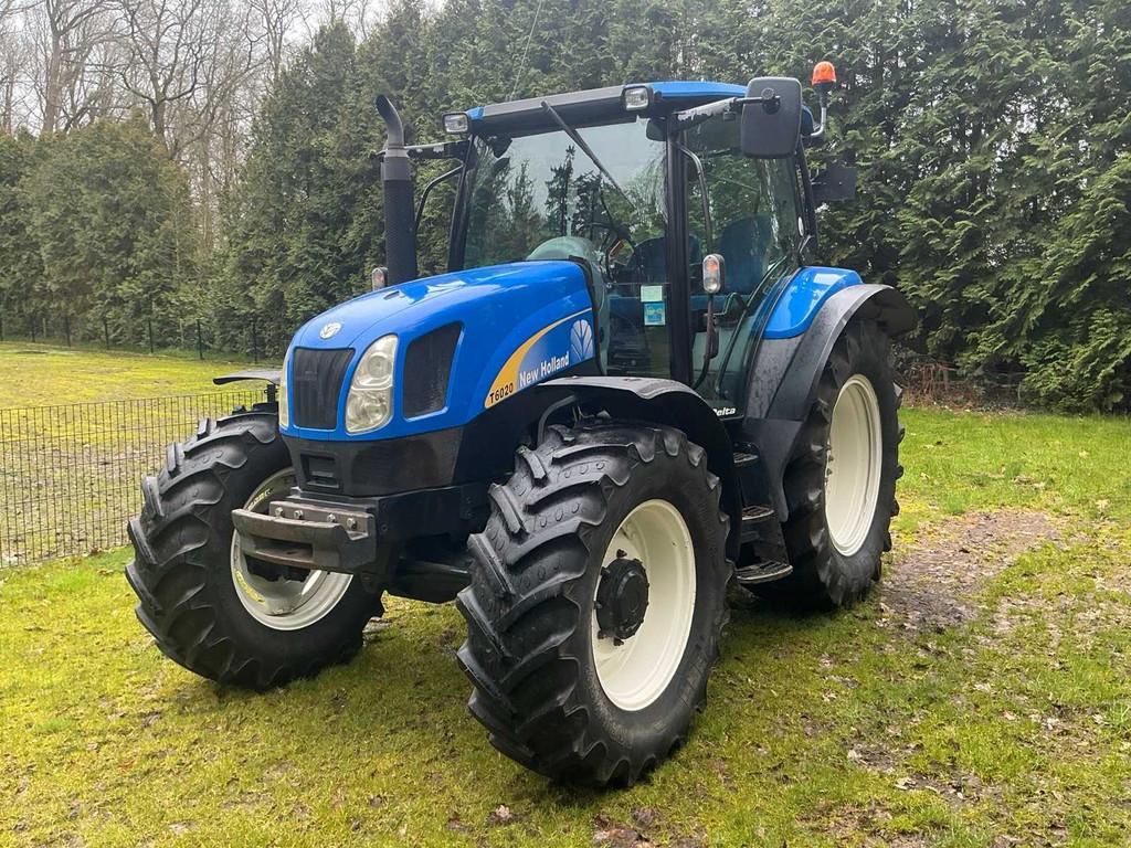 Tracteur agricole New Holland T6020 à quatre roues motrices, Utilisé, New Holland