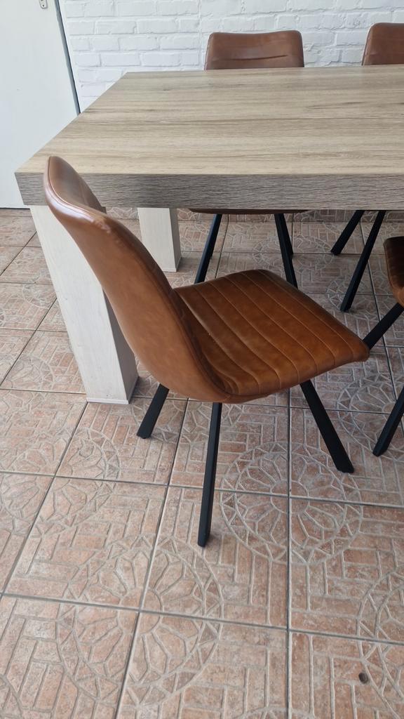 Stevige eettafel met 4stoelen, Maison & Meubles, Chaises, Enlèvement