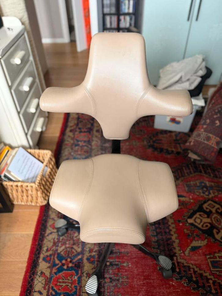 Håg Capisco - chaise ergonimique en cuir, Huis en Inrichting, Bureaustoelen, Zo goed als nieuw, Bureaustoel, Bruin, Ergonomisch