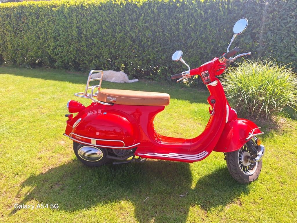 Scooter Razzo 125cc 709km, Fietsen en Brommers, Ophalen
