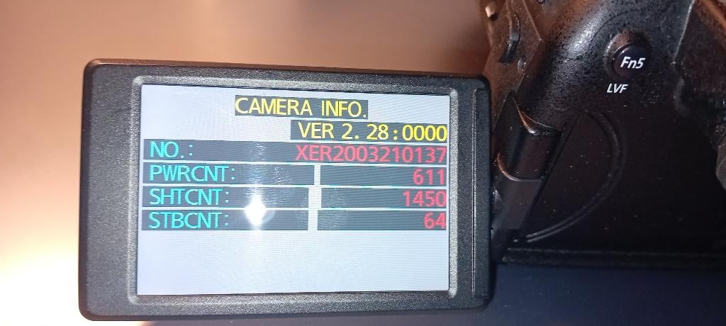 PANASONIC LUMIX FZ1000 AVEC 3 chargeurs et 6 batteries, Enlèvement ou Envoi, Compact, Comme neuf, 8 fois ou plus