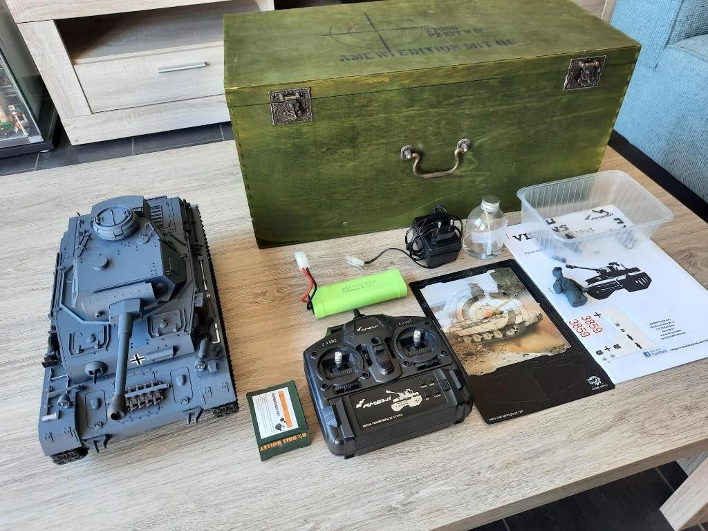 RC tank Panzerkampfwagen 3 2.4GHZ IR/BB in luxe houten kist, Hobby en Vrije tijd, Modelbouw | Radiografisch | Auto's, Zo goed als nieuw
