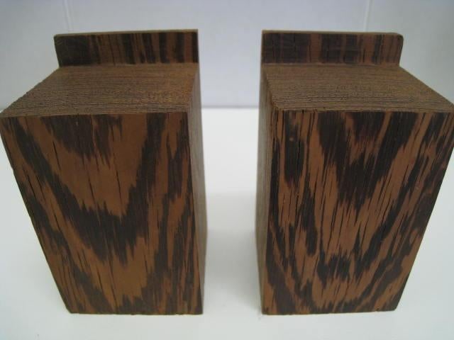 2 steunen voor borden in vitrinekast te zetten, 8x4,5x4,5cm, Ophalen