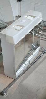 Medicijnkastje  of spiegelkast, Ophalen