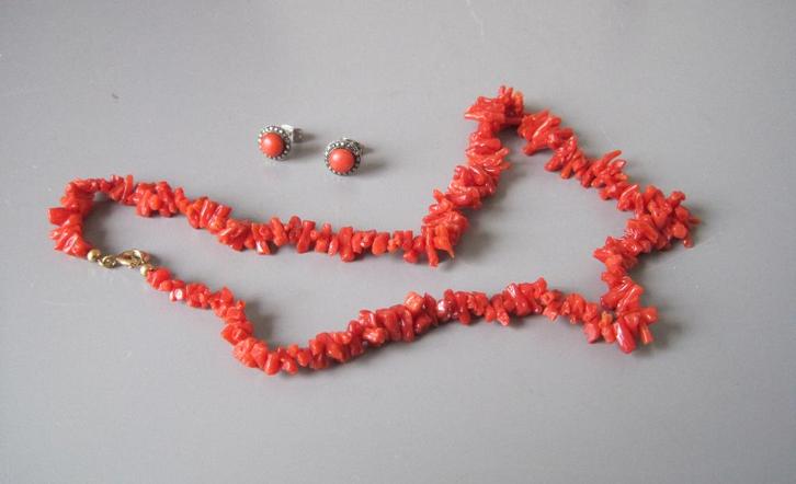 Vintage bloedkoraal ketting en oorstekers, Handtassen en Accessoires, Antieke sieraden, Ketting, Verguld, Ophalen of Verzenden