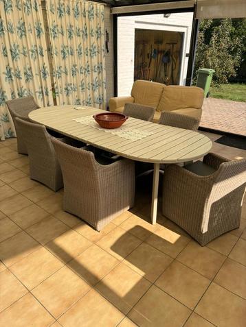 6 stoelen met tafel beschikbaar voor biedingen