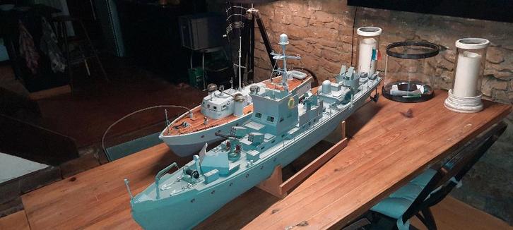 deux navire de guerre 1 statique et 1 rc avec vitrine, Hobby & Loisirs créatifs, Modélisme | Bateaux & Navires, Comme neuf, Enlèvement