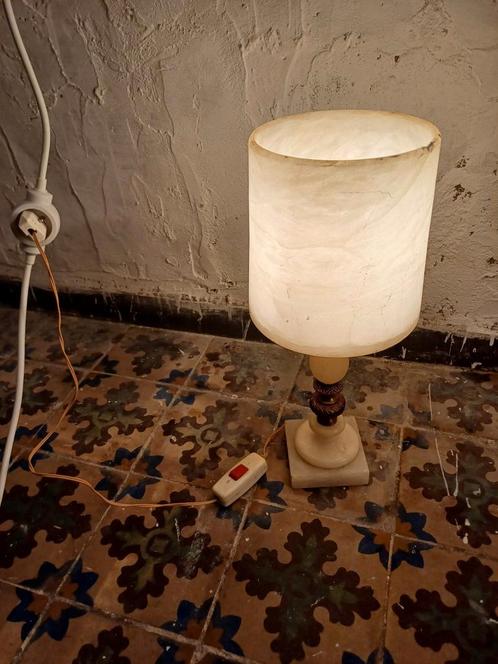 Lampe de table à vendre en marbre blanc. Comme photo. Foncti, Maison & Meubles, Lampes | Lampes de table, Comme neuf, Enlèvement ou Envoi