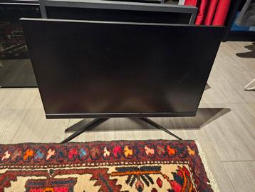 3 monitors (24inch, 22inch en vierkant scherm)
