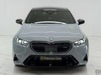 BMW M5 4.4 B&W / HUD / ACC / 360 / Brooklyn grau / Pano!, Automaat, 4 deurs, 4395 cc, Plug-in hybride