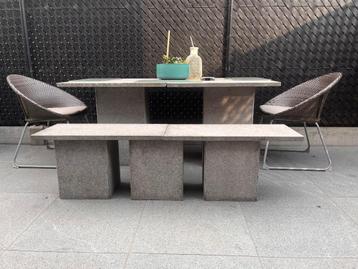Natuursteen tafel met bank en twee wicker stoelen, Enlèvement, Osier