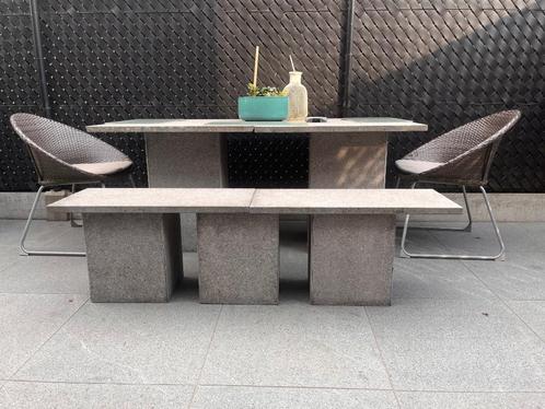 Natuursteen tafel met bank en twee wicker stoelen, Tuin en Terras, Tuintafels, Wicker, Ophalen
