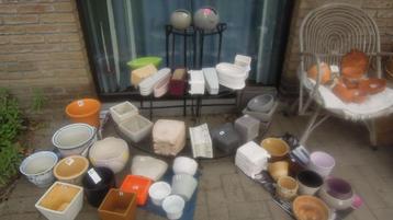 150 bloempotten, cache-pots, houten bakjes, manden beschikbaar voor biedingen