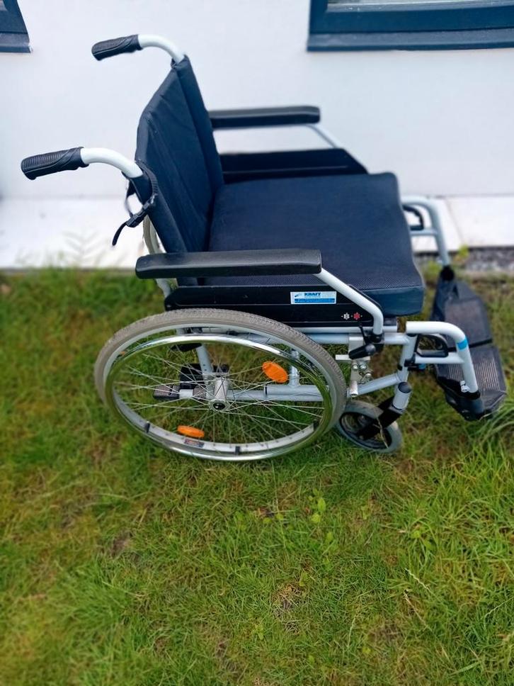 Chaise roulante dans un très bon état avec des freins Elle e, Divers, Chaises roulantes, Enlèvement