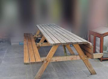 Grote stevige houten picknicktafel  beschikbaar voor biedingen