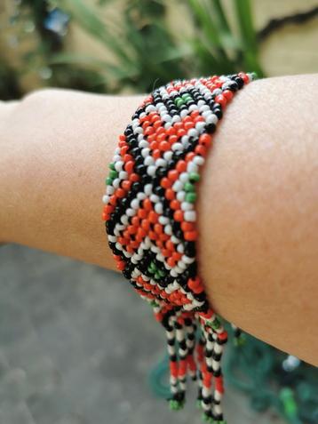 Etnische armband uit de Filippijnen. Glaspareltjes.  beschikbaar voor biedingen