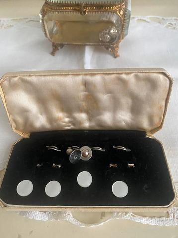 Antieke manchetknopen in hun originele doos 