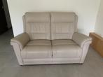 Zetel vaste tweezit in beige leder in heel goede staat, Huis en Inrichting, Zetels | Zetels, Ophalen, 150 tot 200 cm, Tweepersoons