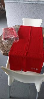 Kerstsfeer met rode tafellopers, Ophalen